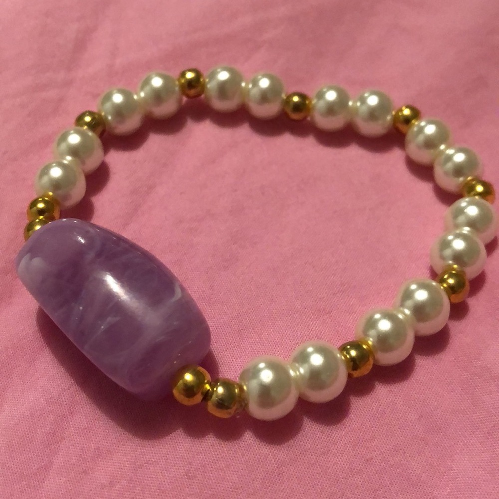 Pearl bracelet with purple stone